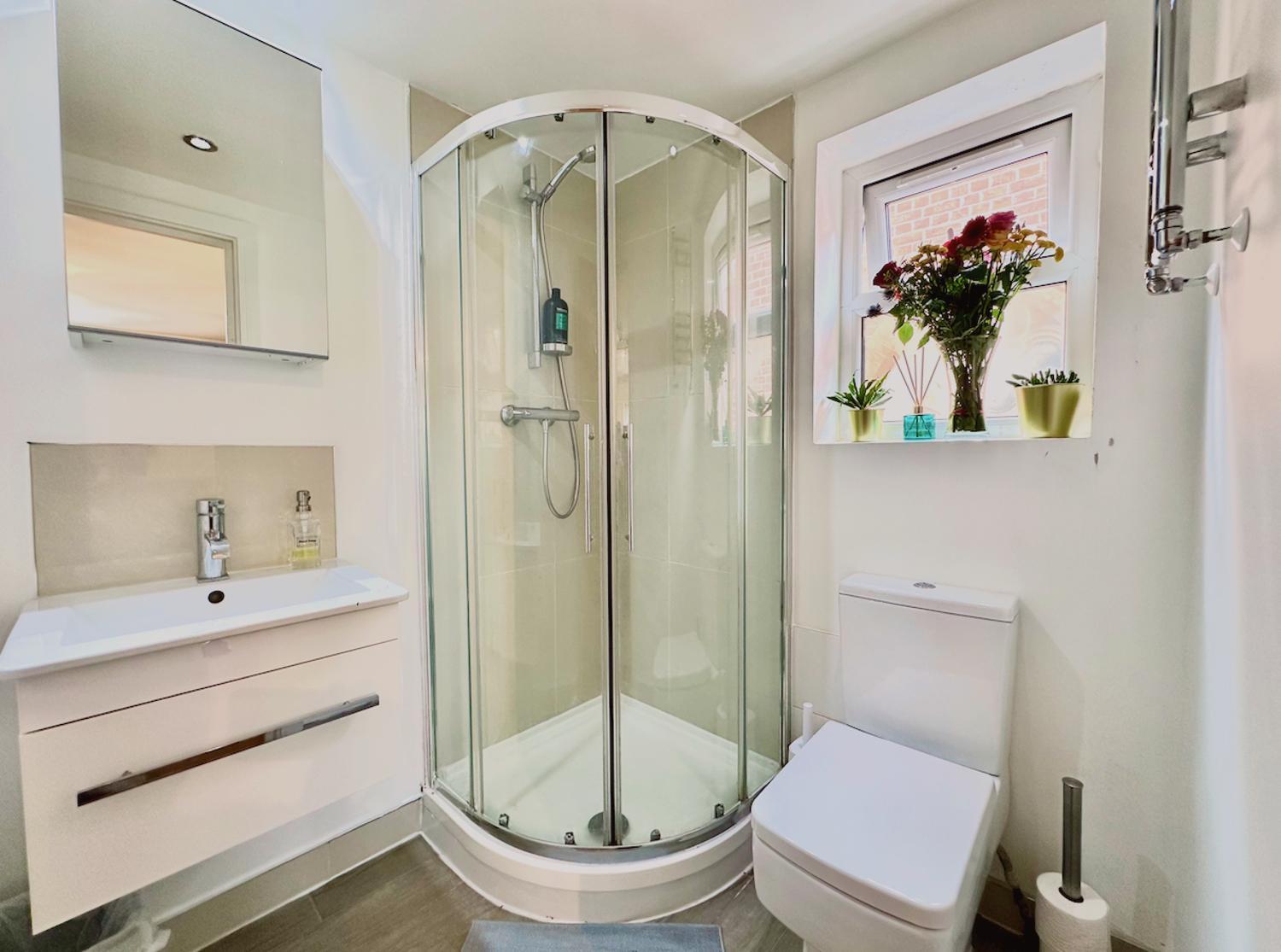Stunning Business Travellers En-suite Bathroom Garden View